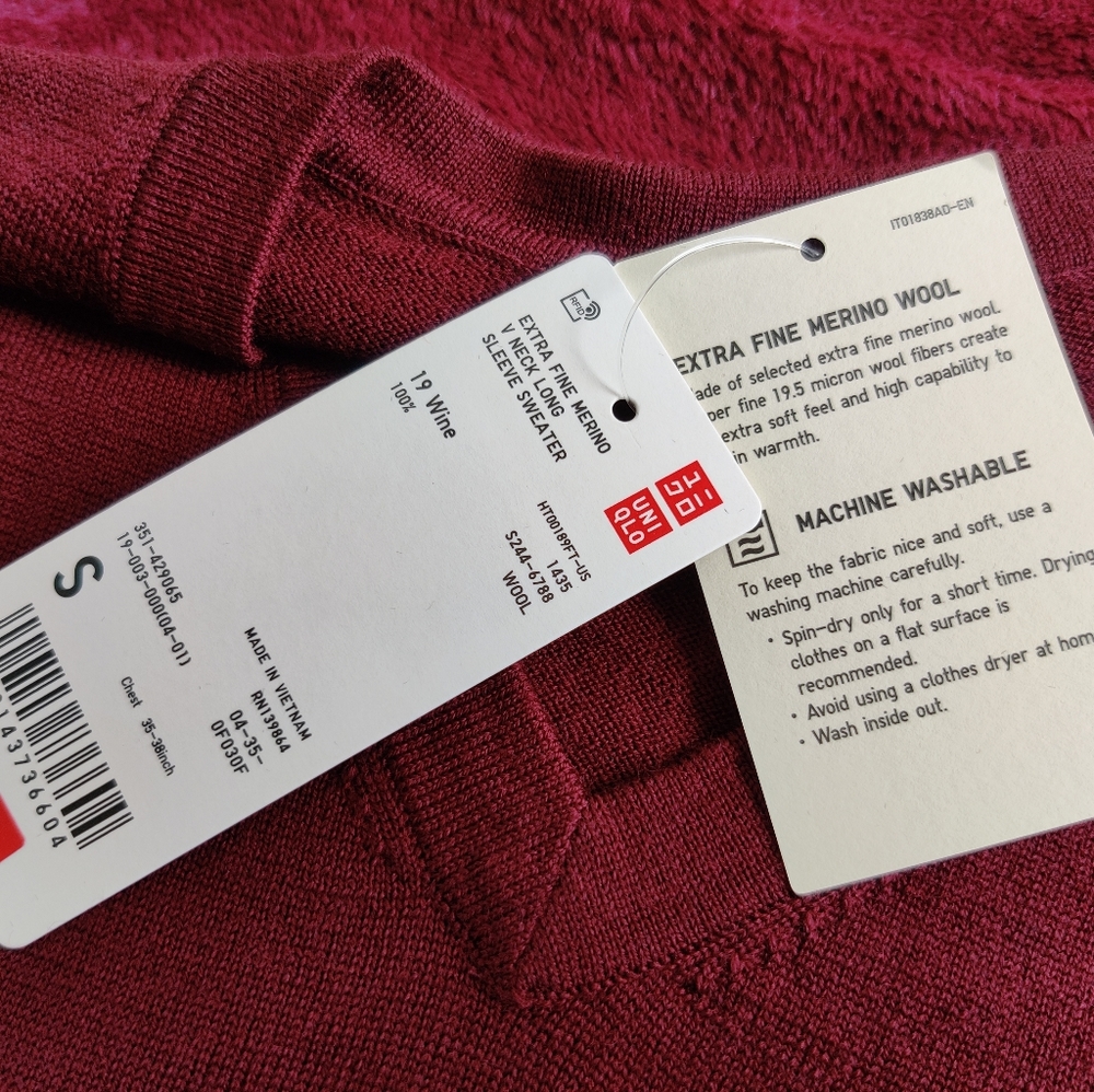 Uniqlo Merino V-neck Pullover Sweater